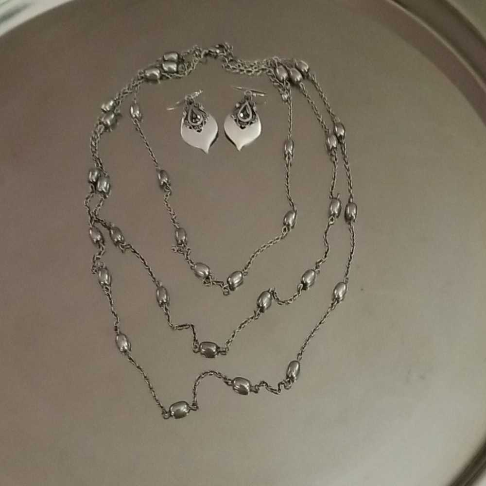 Necklace/Earring set.